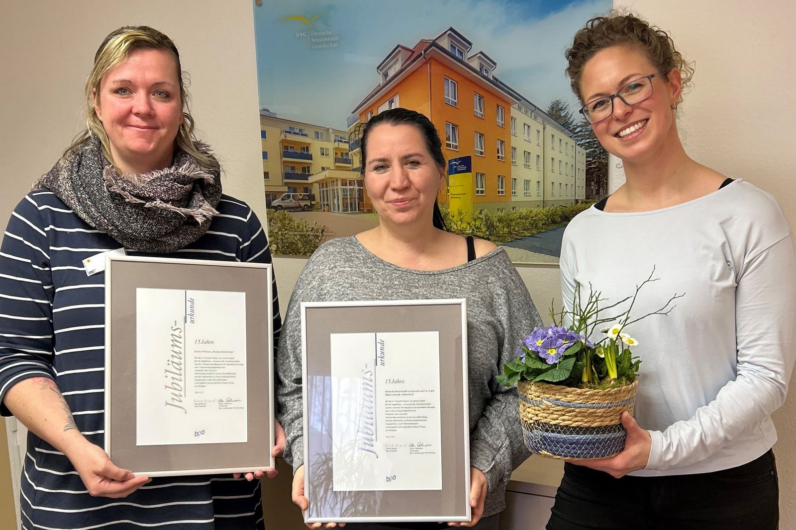 Jubiläumsurkunden für langjährige Treue zum bpa (von links): Mandy Striecker und Carolin Adam (DSG Pflegewohnstift Babelsberg) mit Sarah Kolbe (bpa-Landesreferentin), die die Glückwünsche des bpa überbrachte.