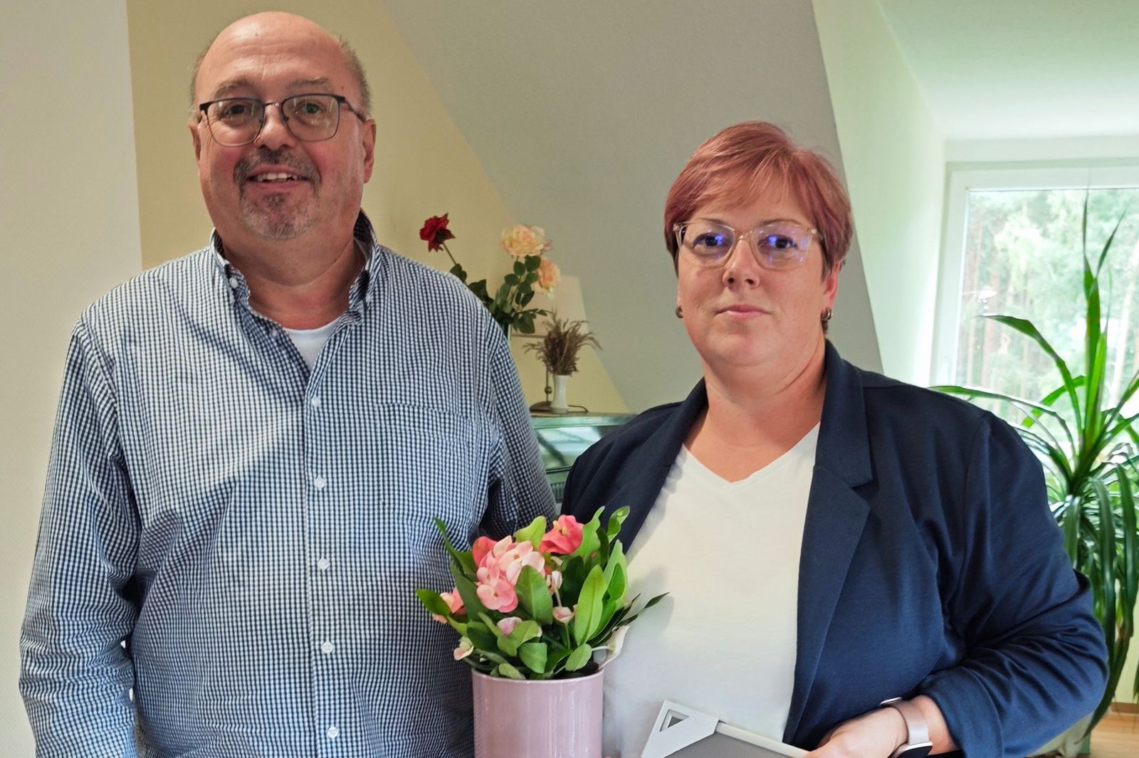 Yvonne Heinrich (Pflegedienstleitung von  AscuVita) und Uwe Mahrla, der die Glückwünsche des bpa überbracht