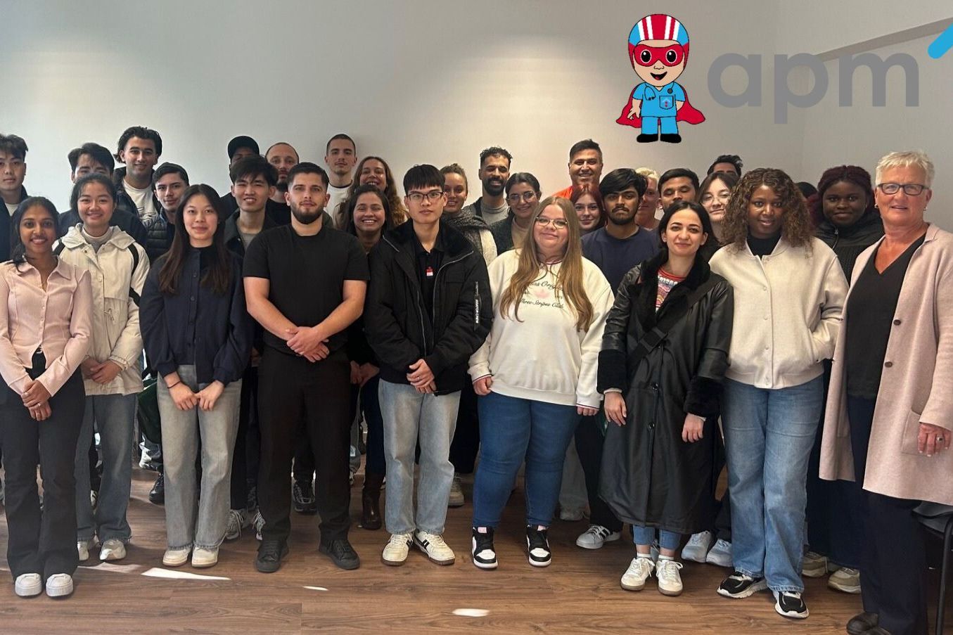 Pflegeschülerinnen und -schüler der ersten Schulklasse der apm-Pflegeschule Berlin mit Schulleiterin Manuela Kirstein (rechts)