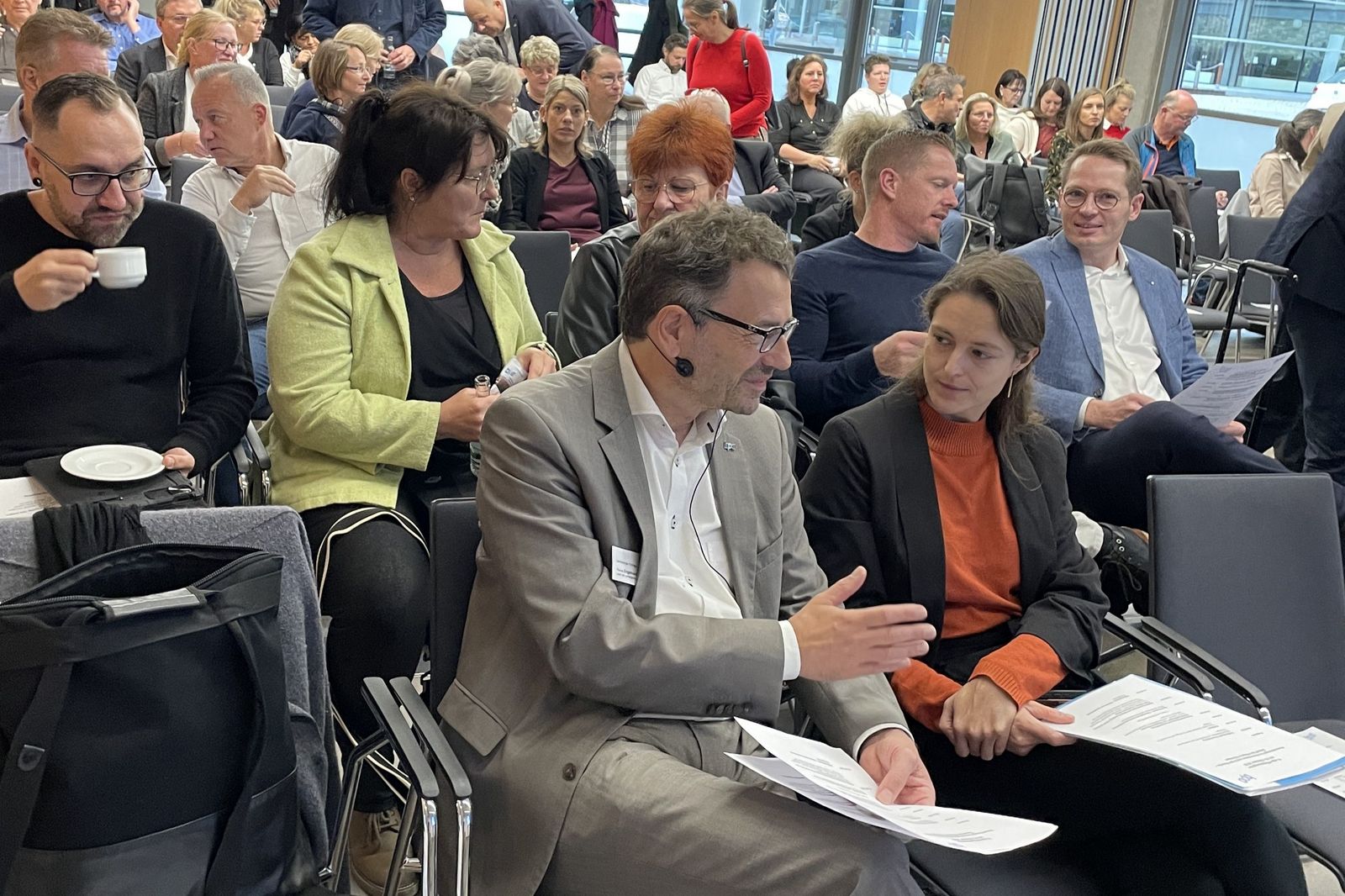 Blick ins Publikum – in der ersten Reihe: Thomas Engemann mit Staatssekretärin Tina Rudolph 