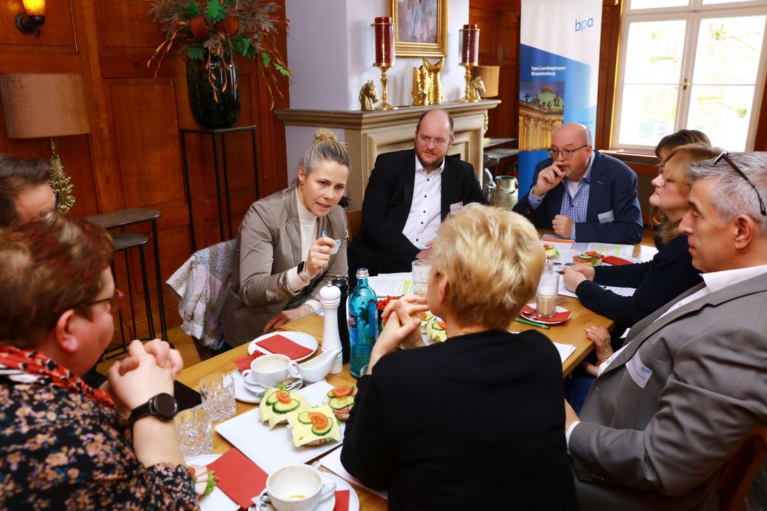 Tabea Gutschmidt (CDU) diskutiert mit bpa-Mitgliedern