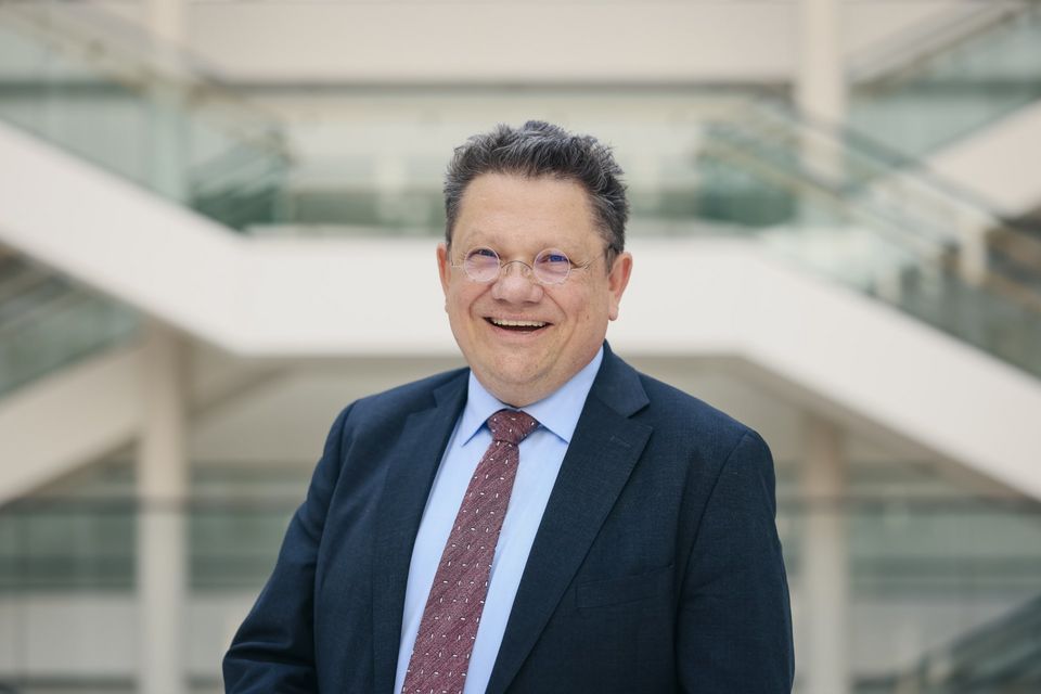 Dr. Andreas Philippi (SPD) ist seit 2023 niedersächsischer Minister für Soziales, Arbeit, Gesundheit und Gleichstellung in Niedersachsen. Der 60-Jährige war zuvor zwei Jahre Mitglied des Deutschen Bundestages. Er ist ausgebildeter Facharzt für Chirurgie und Notfallmedizin und arbeitete vor seiner hauptberuflichen politischen Laufbahn als ärztlicher Leiter des medizinischen Versorgungszentrums (MVZ) in Herzberg am Harz. Für 2026 hat er den Vorsitz der Gesundheitsministerkonferenz (GMK) übernommen.