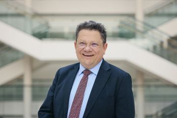 Dr. Andreas Philippi (SPD) ist seit 2023 niedersächsischer Minister für Soziales, Arbeit, Gesundheit und Gleichstellung in Niedersachsen. Der 60-Jährige war zuvor zwei Jahre Mitglied des Deutschen Bundestages. Er ist ausgebildeter Facharzt für Chirurgie und Notfallmedizin und arbeitete vor seiner hauptberuflichen politischen Laufbahn als ärztlicher Leiter des medizinischen Versorgungszentrums (MVZ) in Herzberg am Harz. Für 2026 hat er den Vorsitz der Gesundheitsministerkonferenz (GMK) übernommen.