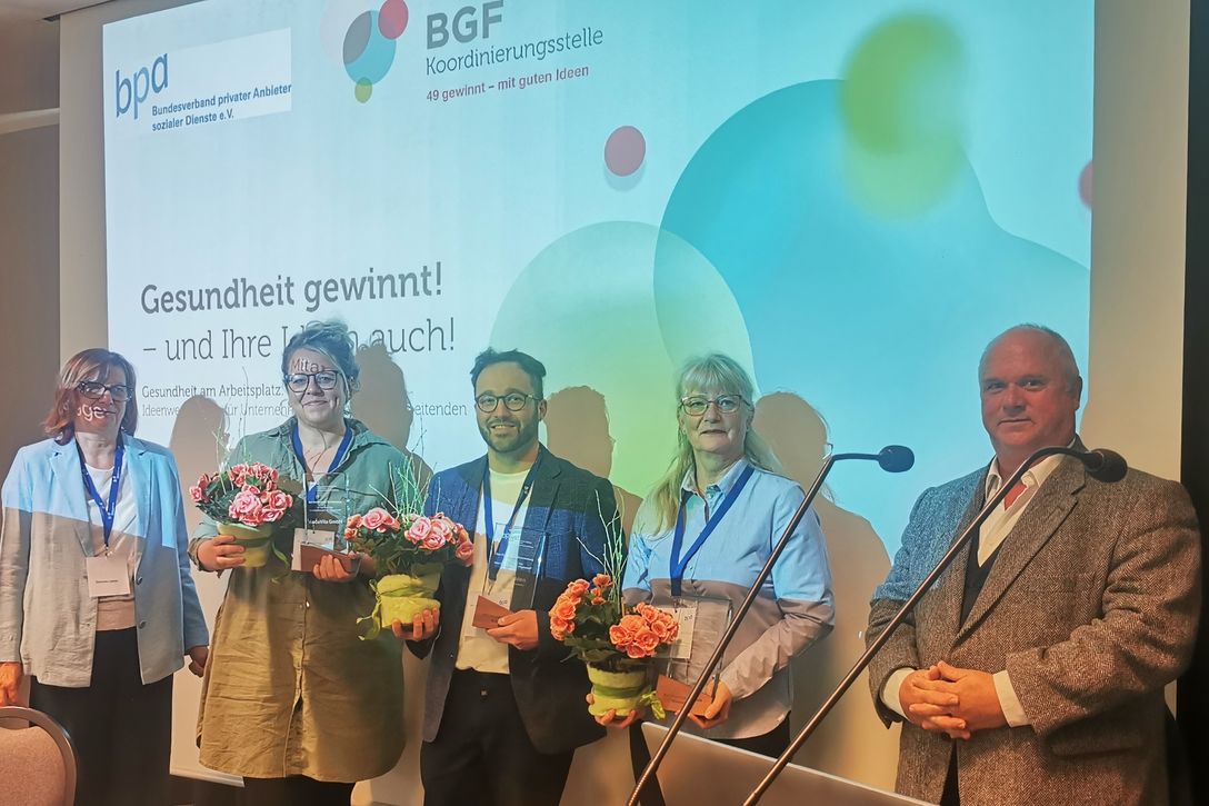 Auszeichnung mit Brandenburger Sonderpreis (von rechts): Werner Mall (AOK Nordost), Reina Jung (Einrichtungsleiterin CURATA Lehnschulzenhaus Heidesee), Max Kowalke (Geschäftsführer OderHelden-Ambulanter Pflegedienst), Anne Wichmann (Fachkraft AscuVita GmbH) sowie Simone Leske (Vorsitzende der bpa-Landesgruppe Brandenburg)