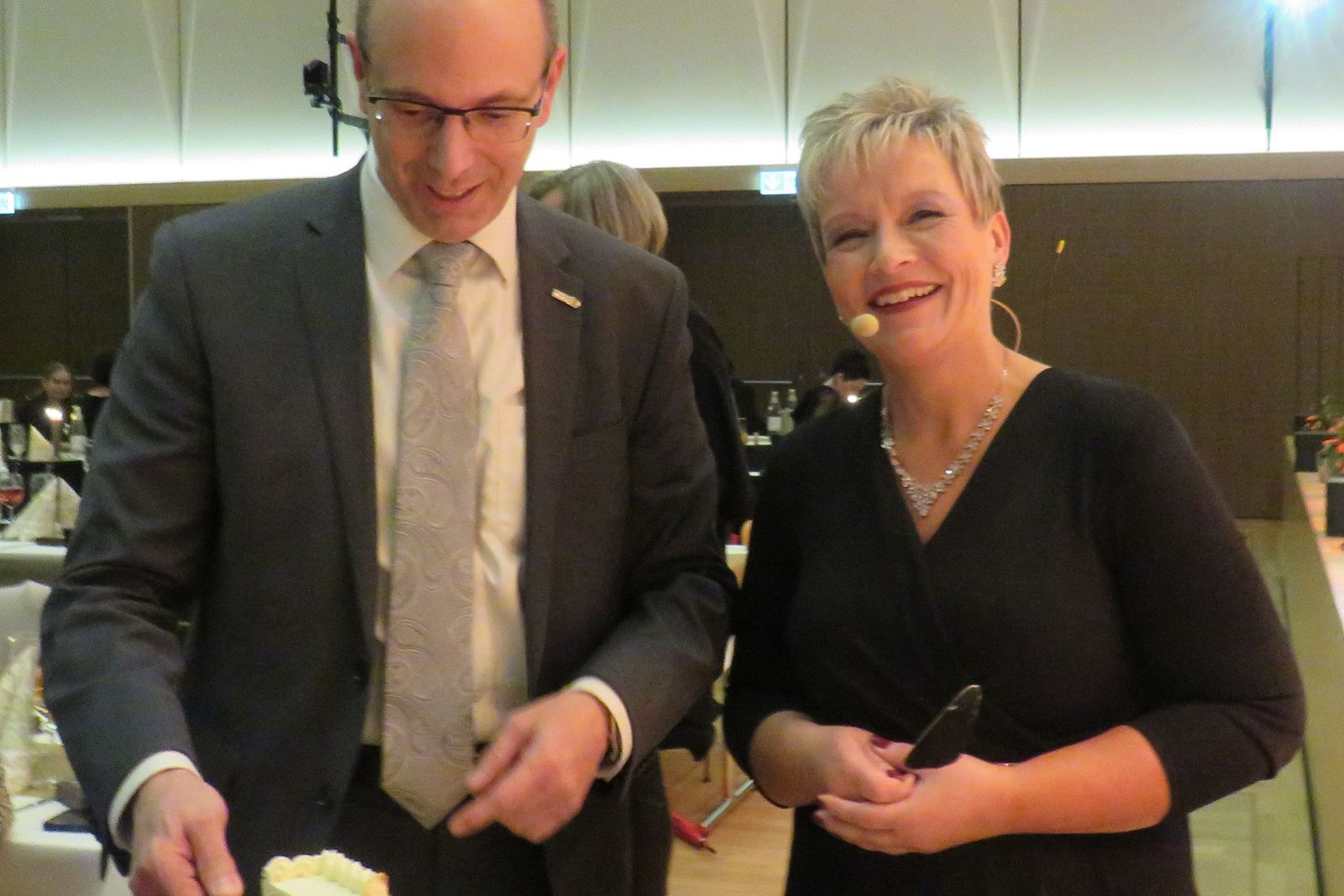 Schnitten gemeinsam die Torte an:stellv. Landrat Roland Neumann und Geschäftsführerin Janine Schmidt
