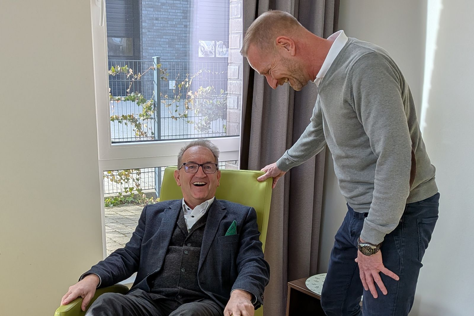 Rainer Bensch (links) testete einen Ruhesessel, Jürgen Weemeyer erklärte die Funktionen.
