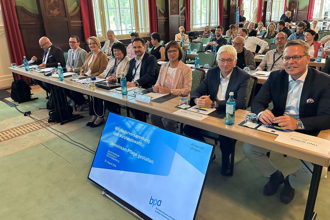 Blick auf die Gäste (1. Reihe, von links): Kai Schmidt (Geschäftsführung apm), Nico Kling (Geschäftsführer bpa-Servicegesellschaft), Gesa von dem Bussche (Geschäftsführerin bpa-Arbeitgeberverband), Margit Benkenstein (bpa-Vizepräsidentin), Sven Wolfgram (bpa-Geschäftsführer und Geschäftsbereichsleiter ambulante Versorgung), Sabine Kösling Vorsitzende bpa-Landesgruppe Sachsen-Anhalt),  Wolfgang Beck (Staatssekretär Sozialministerium Sachsen-Anhalt) und Tino Sorge (MdB, Parlamentarischer Staatssekretär im Bundesministerium für Gesundheit)