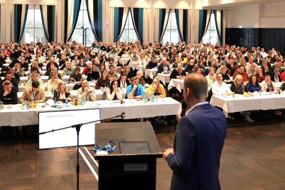 Michael Beermann, Vorsitzender der bpa-Landesgruppe M-V, eröffnete die 19. bpa-Qualitätskonferenz vor beeindruckender Teilnehmerzahl