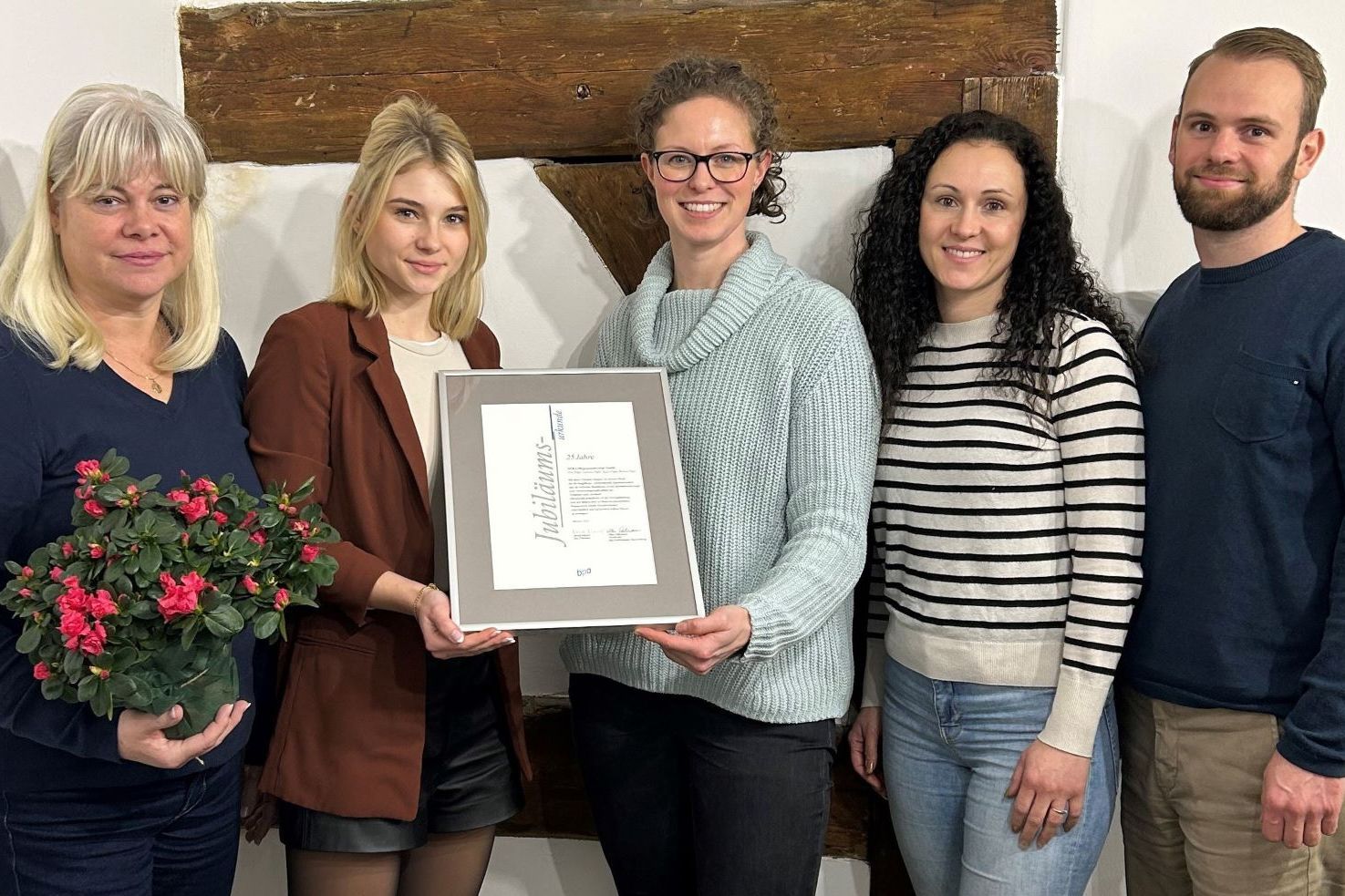 bpa-Landesreferentin Sarah Kolbe (Mitte) überbrachte die Jubiläumsurkunde an die Geschäftsführer der Nora Pflegegemeinschaft (von rechts): Robert Pape, Eilyn Pape, Larissa Pape und Grit Pape