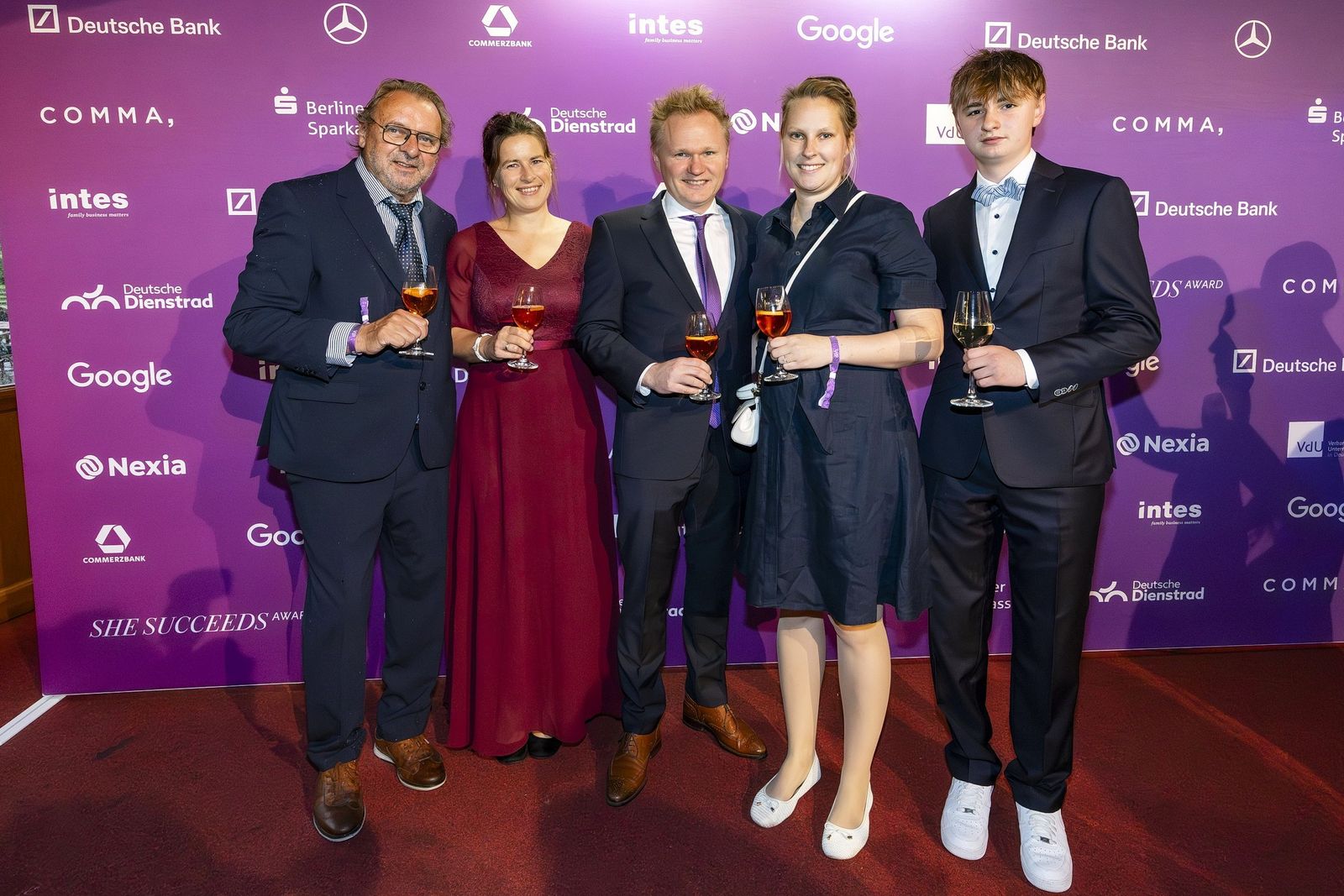 Feierliche Preisverleihung in Berlin (von links): Karl-Heinz Rose (ehem. Inhaber),  Nina Barr (Pflegedienstleiterin), Christian Schmidt (Ehemann), Award-Gewinnerin  Franziska Schmidt (Geschäftsführerin) und Tim Schmidt (Sohn). 