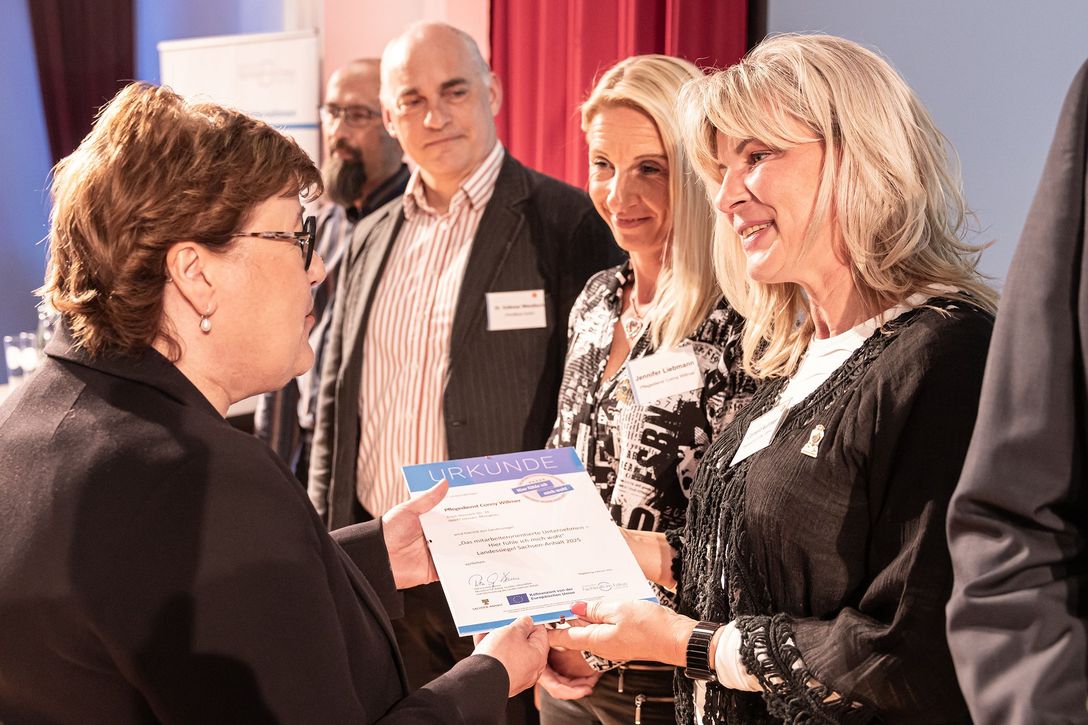 Sachsen-Anhalts Sozialministerin Petra Grimm-Benne übergibt das Landessiegel an bpa-Mitglied Conny Wilmer