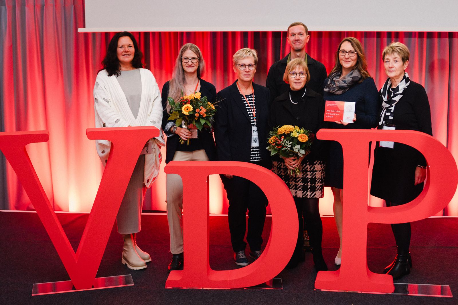 Preisverleihung in Berlin: VDP-Präsidentin Dagmar Mager (links) mit dem Team der BIP Chemnitz gGmbH und Geschäftsführerin der Katharinenhof-Gruppe Annett Pohler (3. von rechts)