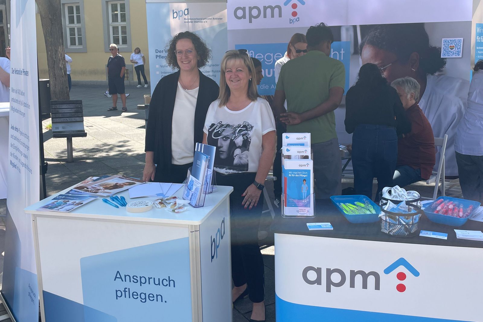 Am bpa-Stand (von links): bpa-Landesbeauftragte Theresa Schafroth und Astrid Regel, stellvertretende bpa-Landesvorsitzende in Thüringen