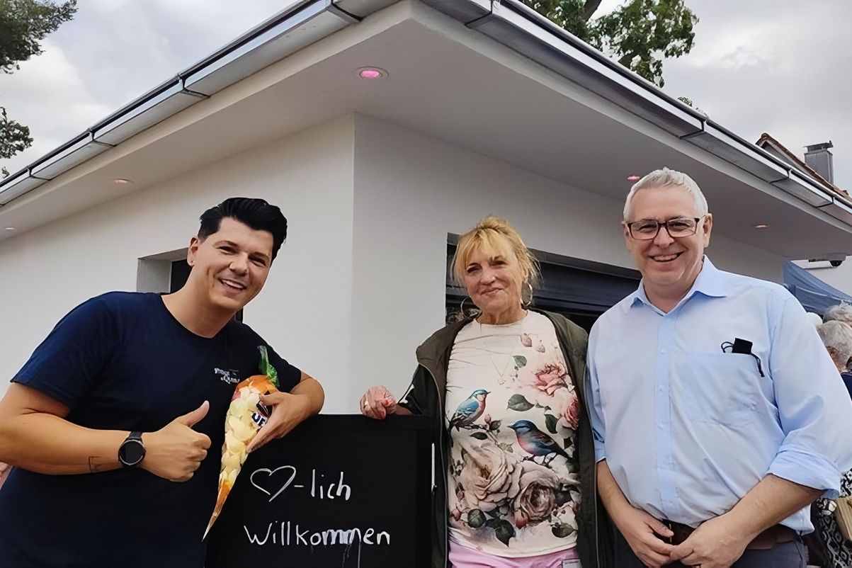 Panajotis Neuert mit Stadträtin Andrea Safferling und Bürgermeister Thorsten Riehle