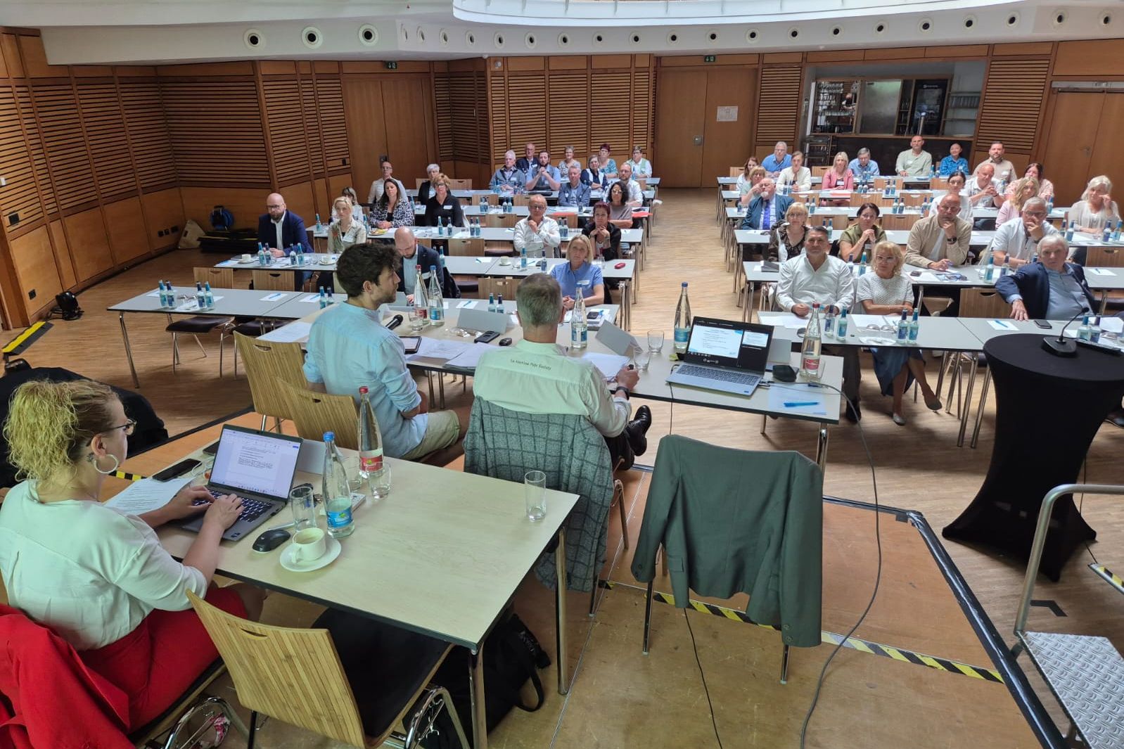 Blick in den Versammlungsraum vom Podium