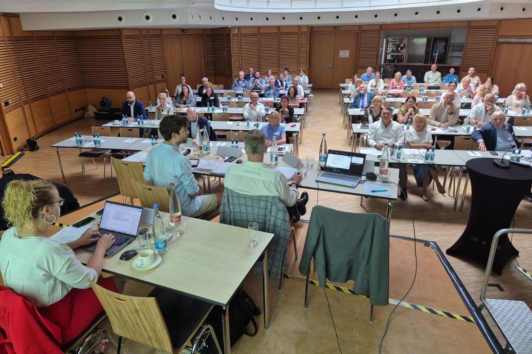 Blick in den Versammlungsraum vom Podium