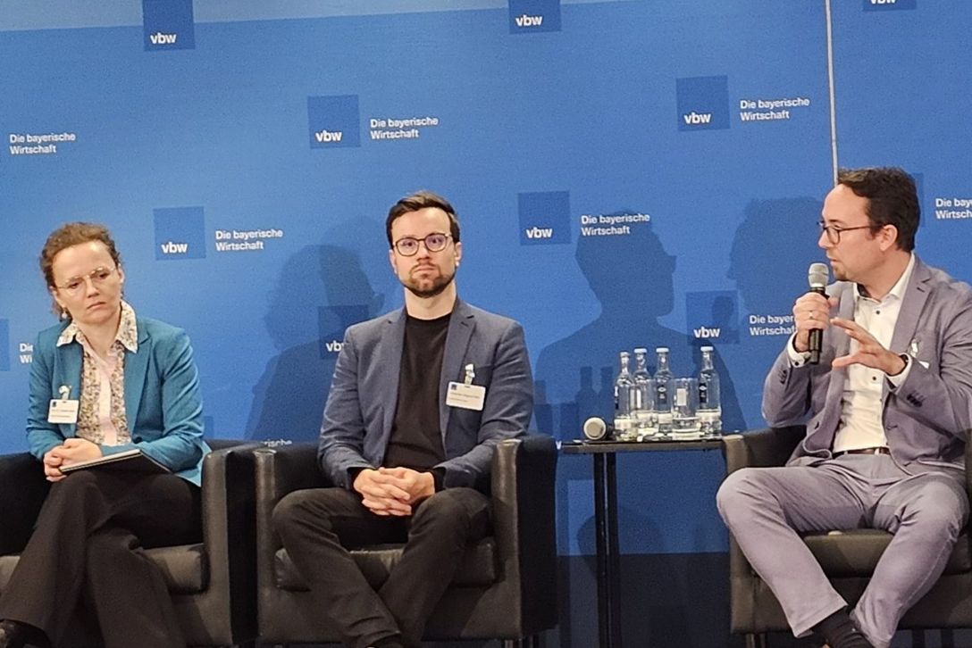 Von links: Prof. Christine Arentz vom Institut für Versicherungswesen an der Technischen Hochschule Köln, Johannes Wagner, MdB Grüne, Dr. Christian Weiß, Geschäftsführer Sozialteam-Gruppe