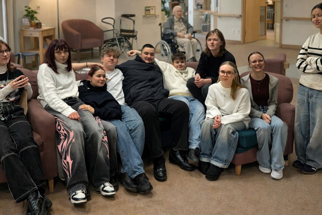 Praxisnaher Einblick in den Berufsalltag in Pflegeeinrichtungen: Schülerinnen und Schüler der IGS Regine Hildebrandt in Magdeburg in einer bpa-Mitgliedseinrichtung 