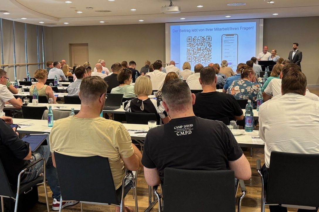 Telematikinfrastruktur-Talk mit den Referenten (am Pult von links): Jens Biere (opta data, Geschäftsbereich Pflege), Sandra Stange (Referentin für Digitalisierung bpa Bund) und Vincent Rappenhöner (Lebensbaum Lindlar)