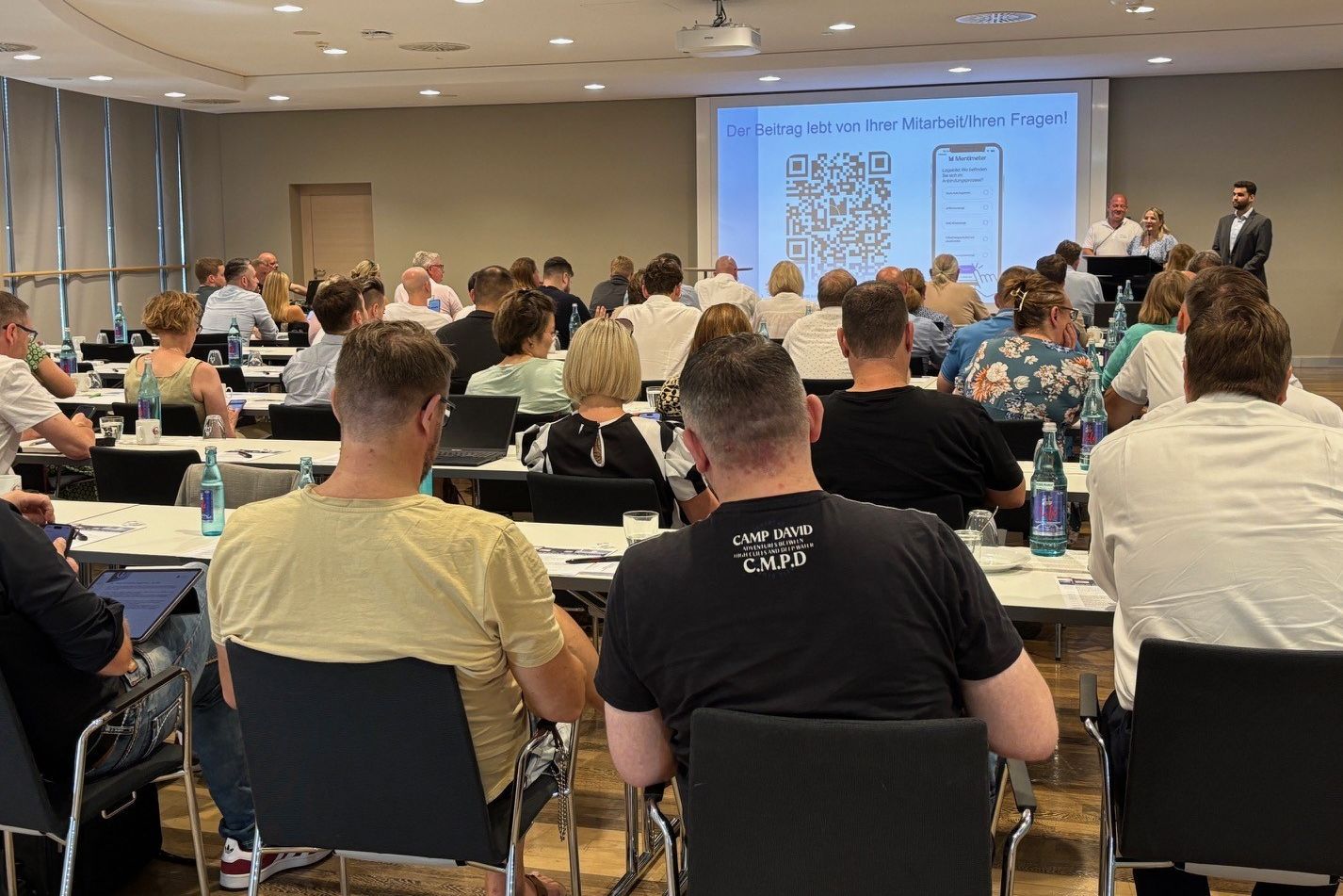 Telematikinfrastruktur-Talk mit den Referenten (am Pult von links): Jens Biere (opta data, Geschäftsbereich Pflege), Sandra Stange (Referentin für Digitalisierung bpa Bund) und Vincent Rappenhöner (Lebensbaum Lindlar)