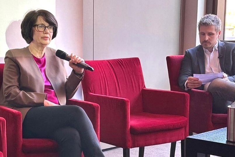 Senatorin für Gesundheit, Frauen und Verbraucherschutz Claudia Bernhard und Moderator Martin von Berswordt-Wallrabe 