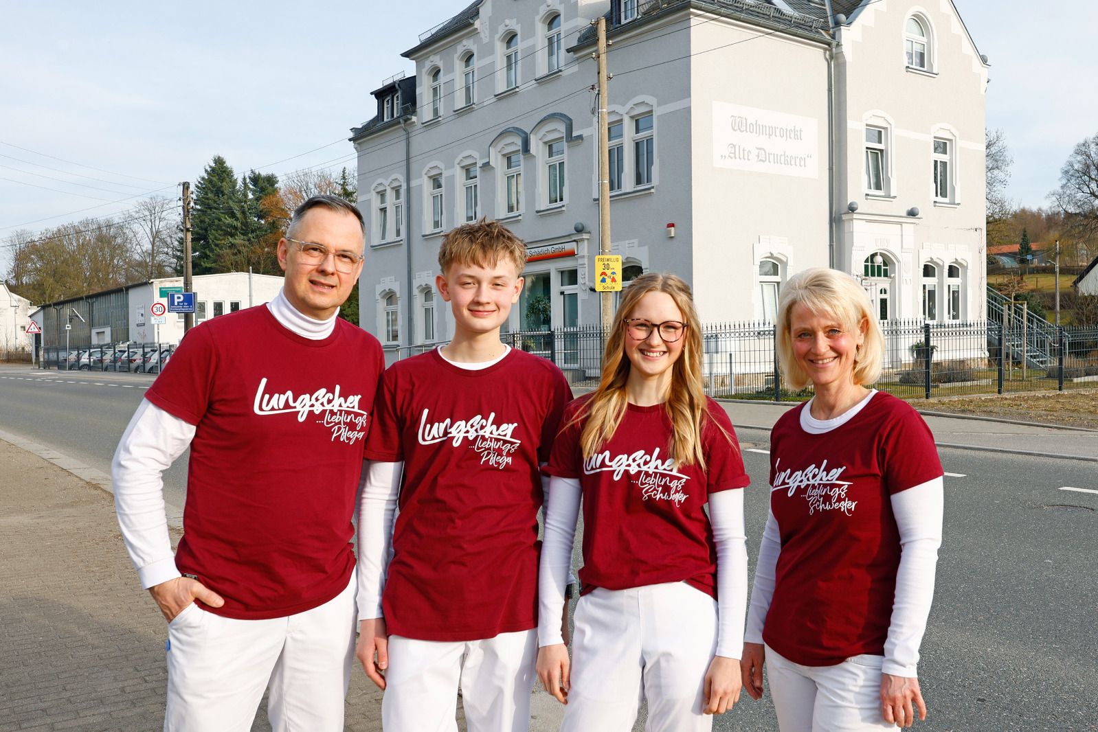 Die Zwillinge Lara und Luca Schädlich sind von der Arbeit ihrer Eltern Bianka und Mario begeistert und planen eine Ausbildung in der Krankenpflege.